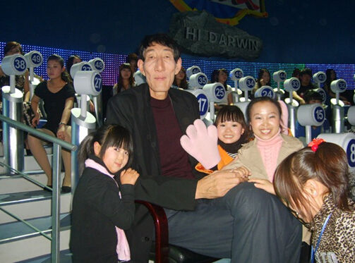 杨莉和朋友一起与中国第一高人鲍喜顺合影